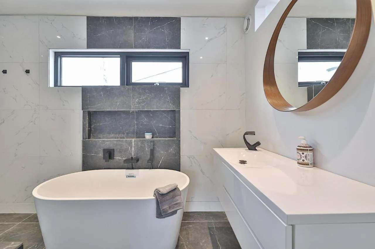 New Modern 1400 Sq Ft Coach House Near Everything Toronto Holiday home