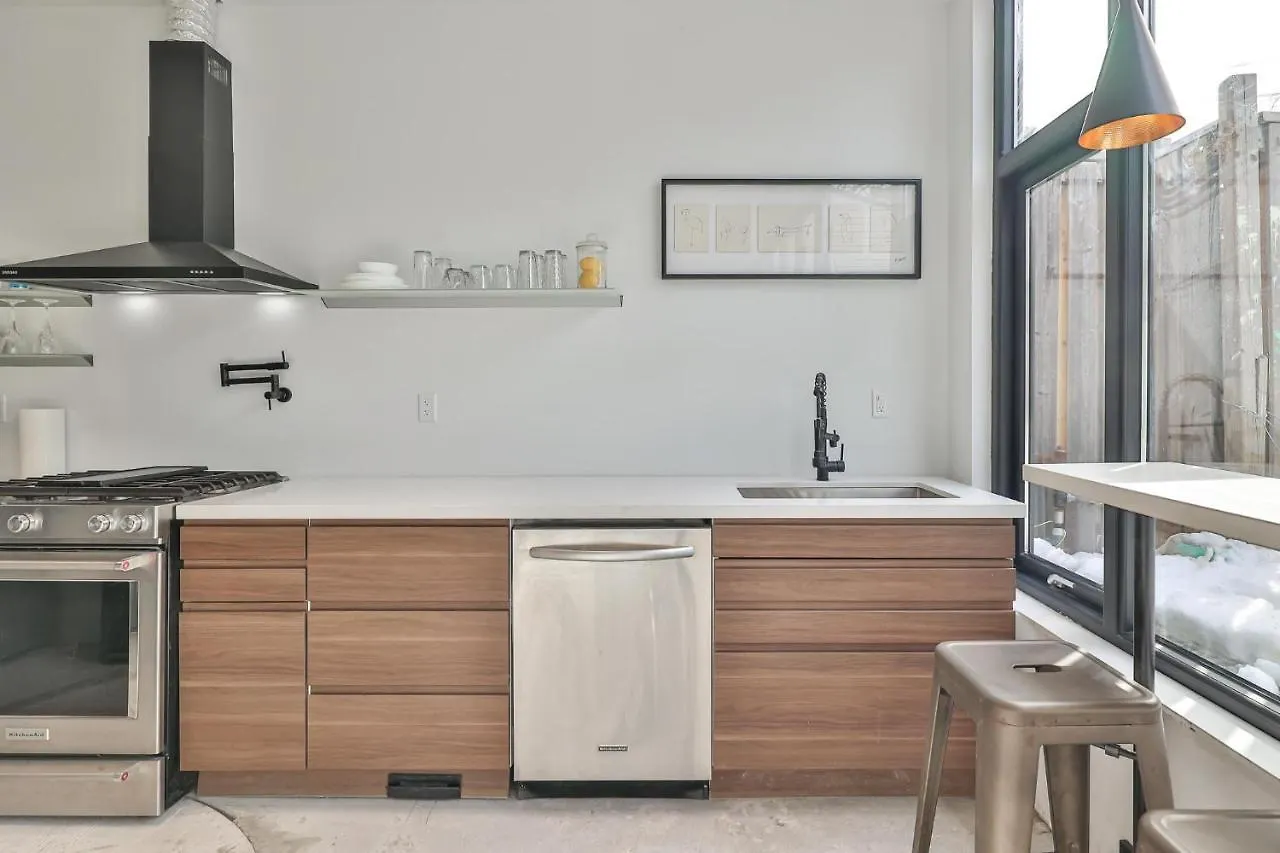 New Modern 1400 Sq Ft Coach House Near Everything Toronto Holiday home