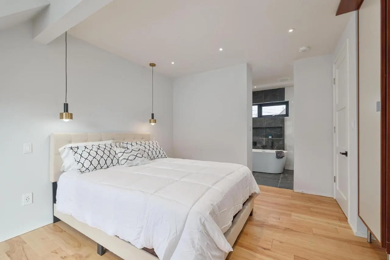 New Modern 1400 Sq Ft Coach House Near Everything Toronto Holiday home