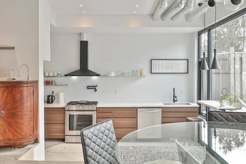 Holiday home New Modern 1400 Sq Ft Coach House Near Everything Toronto