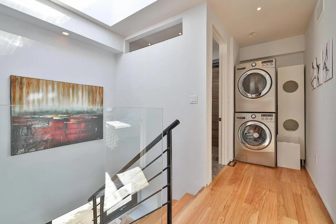 New Modern 1400 Sq Ft Coach House Near Everything Toronto Holiday home