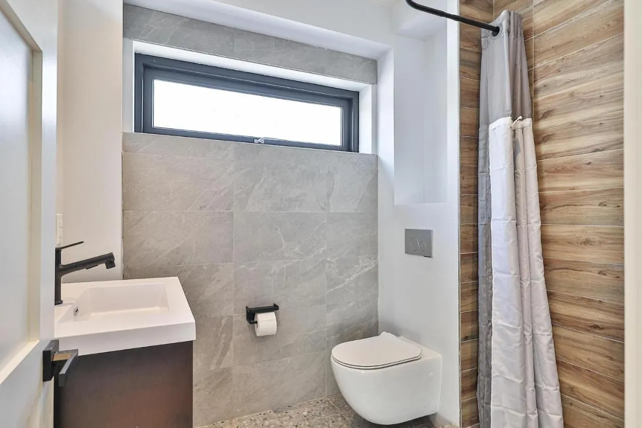 Holiday home New Modern 1400 Sq Ft Coach House Near Everything Toronto