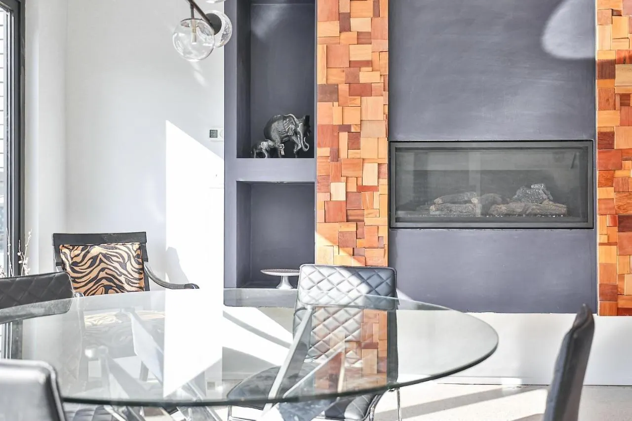 New Modern 1400 Sq Ft Coach House Near Everything Toronto Holiday home