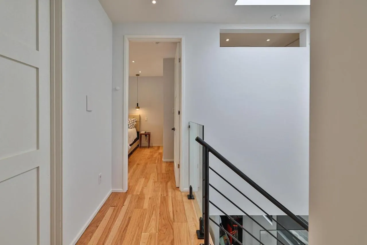New Modern 1400 Sq Ft Coach House Near Everything Toronto Holiday home
