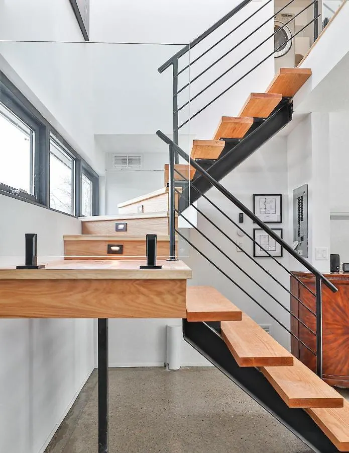 New Modern 1400 Sq Ft Coach House Near Everything Toronto Holiday home